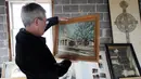 Seorang pria bernama Jon Klippel melihat foto yang tidak bertanggal, yang menggambarkan pohon Oak berusia 600 tahun pada waktu hidup di Basking Ridge Presbyterian Church di Bernards, New Jersey (21/4). (AP Photo/Julio Cortez)