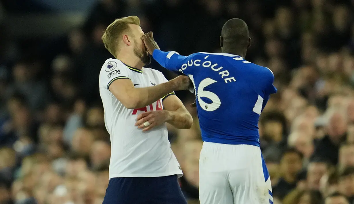 <p>Pada babak kedua, Everton terpaksa bermain dengan 10 pemain sejak menit ke-58. Abdoulaye Doucoure mendapat kartu merah karena memukul Harry Kane. (AP Photo/Jon Super)</p>