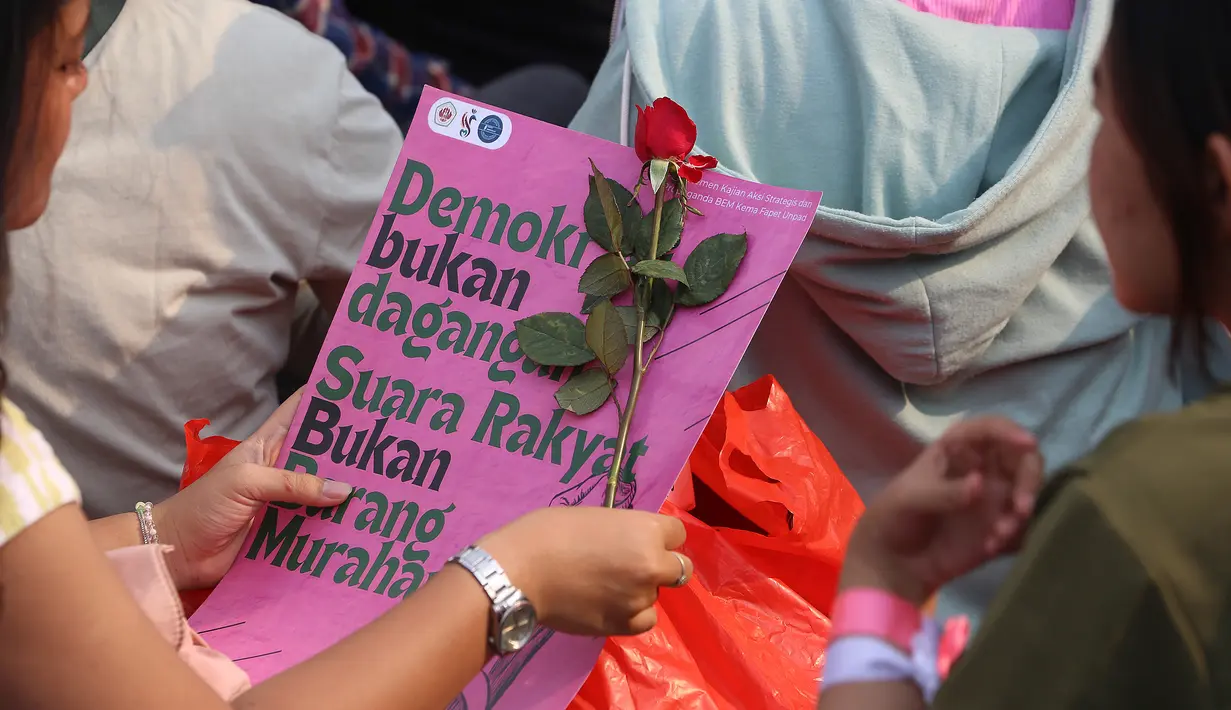 Untuk diketahui, tuntutan 17+8 merupakan rangkuman atas berbagai desakan yang beredar di media sosial sejak gelombang demonstrasi pada Kamis (28/8/2025). (merdeka.com/Arie Basuki)