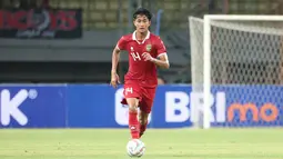 Pemain Timnas Indonesia U-17, Sulthan Zaky, mengontrol bola dalam pertandingan uji coba melawan Timnas Korea Selatan U-17 yang berlangsung di Stadion Patriot Candrabhaga, Bekasi, Rabu (30/8/2023). Sulthan Zaky mampu mengimbangi permainan Iqbal Gwijangge sehingga barisan pertahanan Garuda Asia tampak solid. (Bola.com/Abdul Aziz)