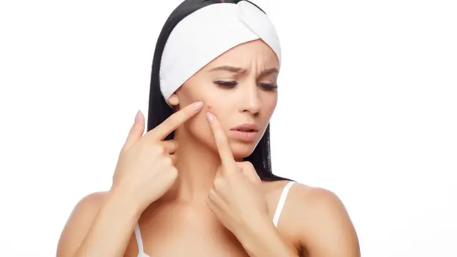 ilustrasi kandungan spot treatment yang ampuh mengatasi jerawat/Lyashenko Egor/shutterstock