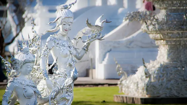 6 Fakta Unik Wat Rong Khun Thailand, Dihiasi Potongan Mosaik Cermin