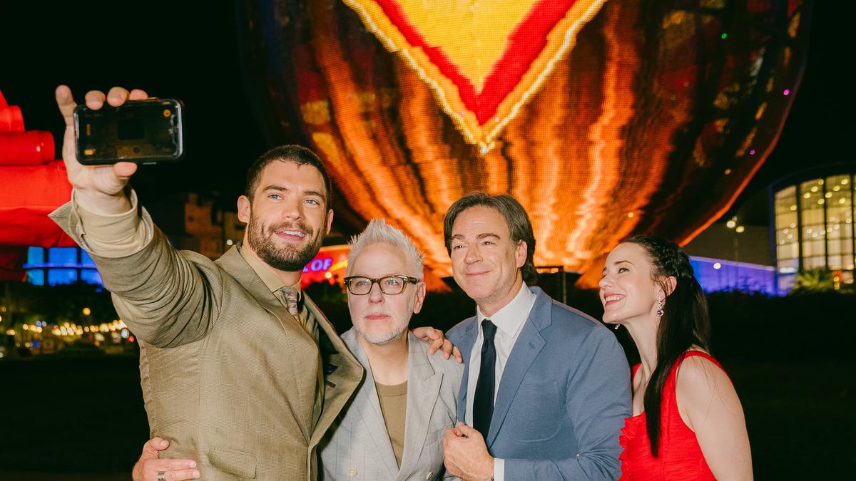 6 Potret Keseruan James Gunn dan Cast Superman di Manila, Sapa Penggemar hingga Berpose di Jeepney Istimewa