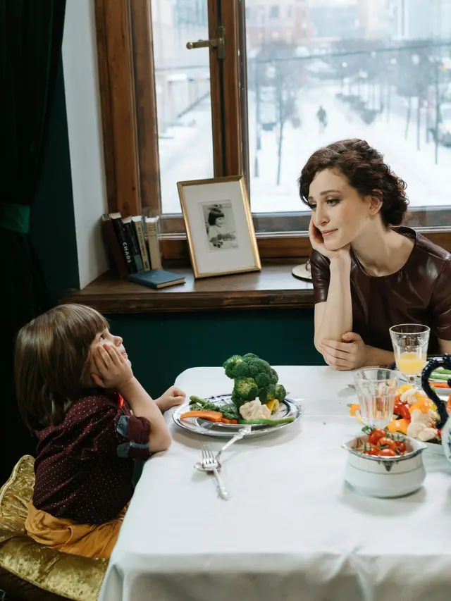 Anak dan Ibu makan sehat bersama