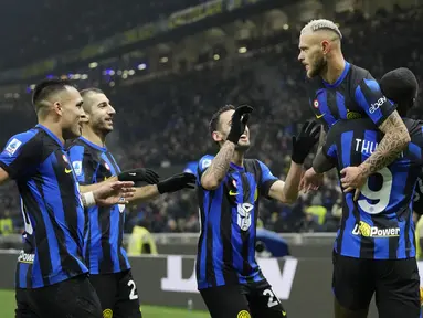Pemain Inter Milan, Federico Dimarco, melakukan selebrasi setelah mencetak gol ke gawang Udiniese pada giornata ke-15 Serie A 2023/2024 di Stadion Giuseppe Meazza, Milan, Minggu (10/12/2023). La Beneamata menang dengan skor 4-0. (AP Photo/Antonio Calanni)