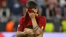 <p>Paulo Dybala berkali-kali tertangkap kamera menutup wajahnya dengan jersey yang dia kenakan. Dia terlihat mengusap air matanya. (AP Photo/Denes Erdos)</p>