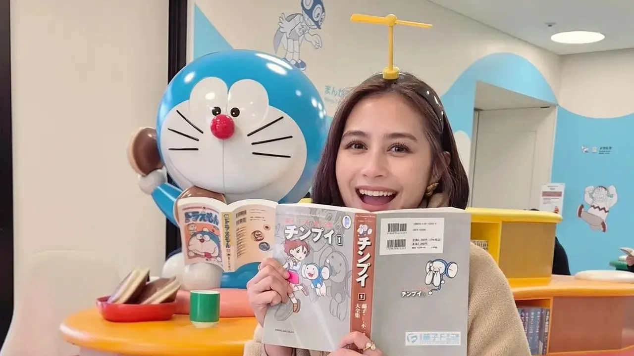 Inner Child Terpenuhi, Prilly Latunconsina Tampil Serba Cokelat dengan Tas Hermes Saat Bertemu Doraemon di Jepang