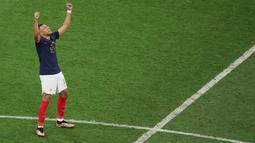 Penyerang #10 Prancis Kylian Mbappe merayakan kemenangan timnya atas Inggris pada laga perempat final Piala Dunia 2022 di Al Bayt Stadium, Minggu (11/12/2022) dini hari WIB. Pada pertandingan tersebut, Prancis menang dengan skor 2-1 atas Inggris dan lolos ke babak semifinal. (JACK GUEZ / AFP)