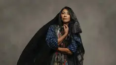 Anggun C. Sasmi alias Anggun pamer sejumlah pose berbalut wastra Nusantara, kali ini kain tenun. Pelantun &ldquo;Snow on the Sahara&rdquo; dan &ldquo;Tua-tua Keladi&rdquo; mengekspresikan rasa bangga. Anggun bercerita soal yang dirasakannya kala jemarinya menyentuh permukaan kain tenun Indonesia. Baginya, bagi tenun tak sekadar meluapkan kebanggaan atas kekayaan Indonesia. (Foto: Dok. Instagram @anggun_cipta)