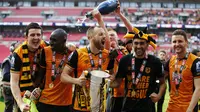 Para pemain Hull City merayakan keberhasilan lolos ke Premier League 2016-2017, di Stadion Wembley, London, Sabtu (28/5/2016). Mereka lolos setelah menyingkirkan Sheffield Wednesday di final play-off.  (Reuters/Andrew Couldridge)