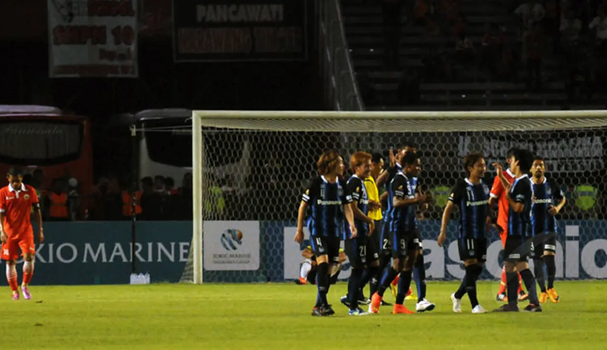 Sejumlah pemain Gamba Osaka merayakan gol ke gawang Persija di laga persahabatan yang digelar di Stadion GBK Jakarta, Sabtu (24/1/2015). Persija kalah 0-4 dari Gamba Osaka. (Liputan6.com/Helmi Fithriansyah)