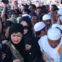 Bagi Julia Perez alias Jupe, Mpok Nori adalah seorang legenda. (Foto: Galih W Satria/bintang.com)