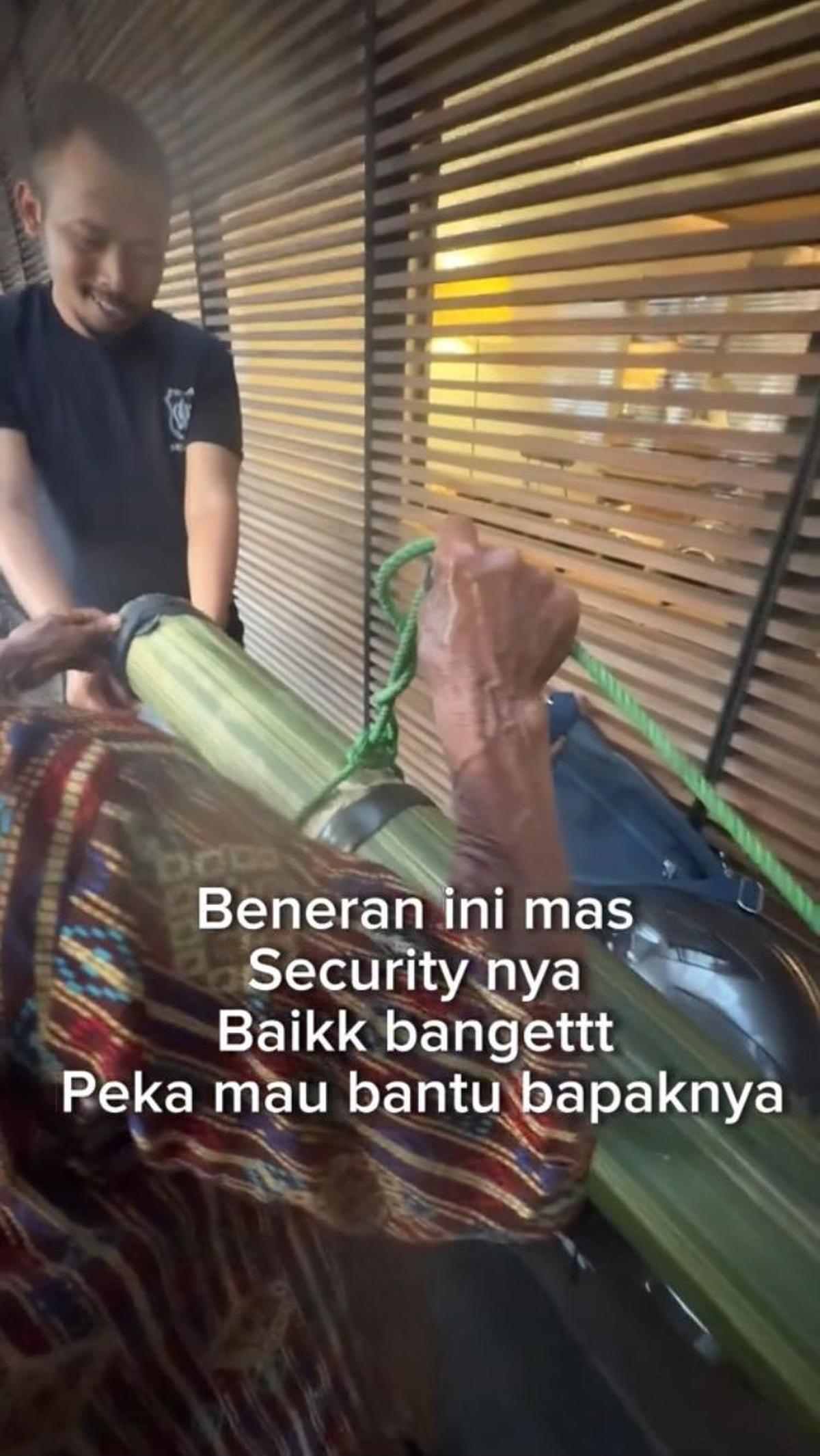 Saat berkata ingin beli, bapak ini pun langsung berdiri dengan semangat untuk menyiapkan pesanan.