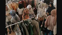 Tahukah Anda bila sampah tekstil sama mengancamnya dengan sampah plastik? Tukar baju bisa jadi solusi. (dok. Instagram @tukarbaju_/https://www.instagram.com/p/BxG8TnSAGrf/Dinny Mutiah)