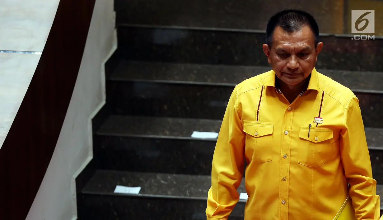 Sekjen Golkar Letnan Jenderal Purnawirawan Lodewijk Freidrich Paulus menuruni tangga usai pengumuman kepengurusan baru Partai Golkar di Jakarta, Senin (22/1). Lodewijk menggantikan Idrus Marham yang kini menjabat Menteri Sosial. (Liputan6.com/JohanTallo)