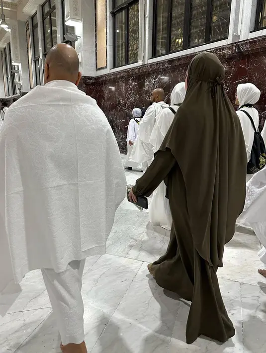 "Alhamdulillah, hari ini tepat 5 tahun perjalanan pernikahan," tulis Maia. "Kami melewatinya dengan baik, dengan bantuan Allah," lanjutnya mengungkap syukur. [Foto: Instagram/maiaestiantyreal]