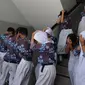 Siswa sekolah SMPN 198 mengikuti cara mitigasi bencana gempa di Sekolah SMPN 198, Jakarta, Selasa (26/9/2023). (merdeka.com/Imam Buhori)