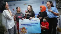 Chief Communication Officer AXA Mandiri, Atria Rai (kiri) dan Chief Human Capital Officer PT AXA Mandiri Financial Services (AXA Mandiri) Elisabeth Dewi Evaty (kedua kiri) berbincang dengan Pendiri Yayasan Dunia Kasih Harapan (HOPE), Wulan Guritno dan Amanda Soekasah pada kegiatan penyaluran bantuan kepada pasien kanker anak di Rumah Singgah RC Badak,Tangerang, Banten (13/4/2023). (Liputan6.com/HO)