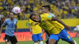 Pemain Brasil Alex Sandro menyundul bola saat melawan Uruguay pada pertandingan kualifikasi Piala Dunia 2022 di Arena da Amazonia, Manaus, Brasil, Kamis (14/10/2021). Brasil menang 4-1. (AP Photo/Andre Penner)