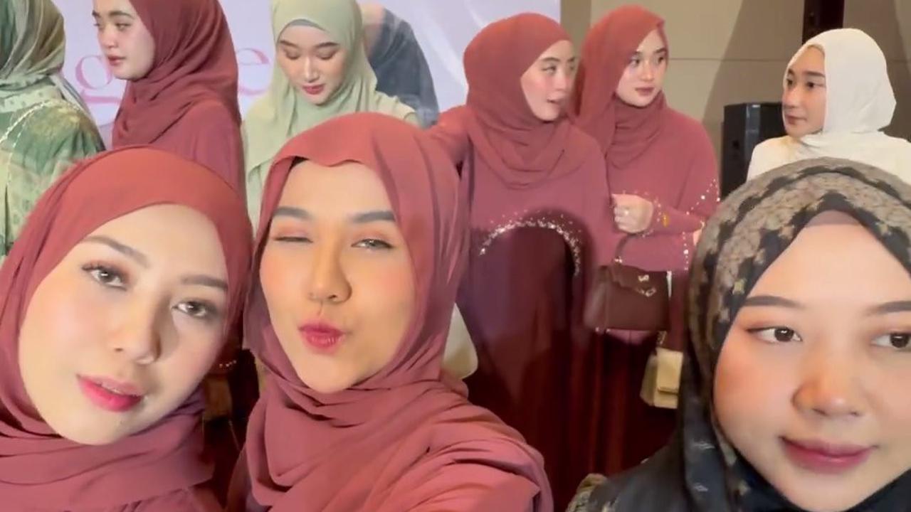 7 Potret Mayang Lucyana Tampil Pakai Gamis dan Berhijab, Kini Banjir Pujian