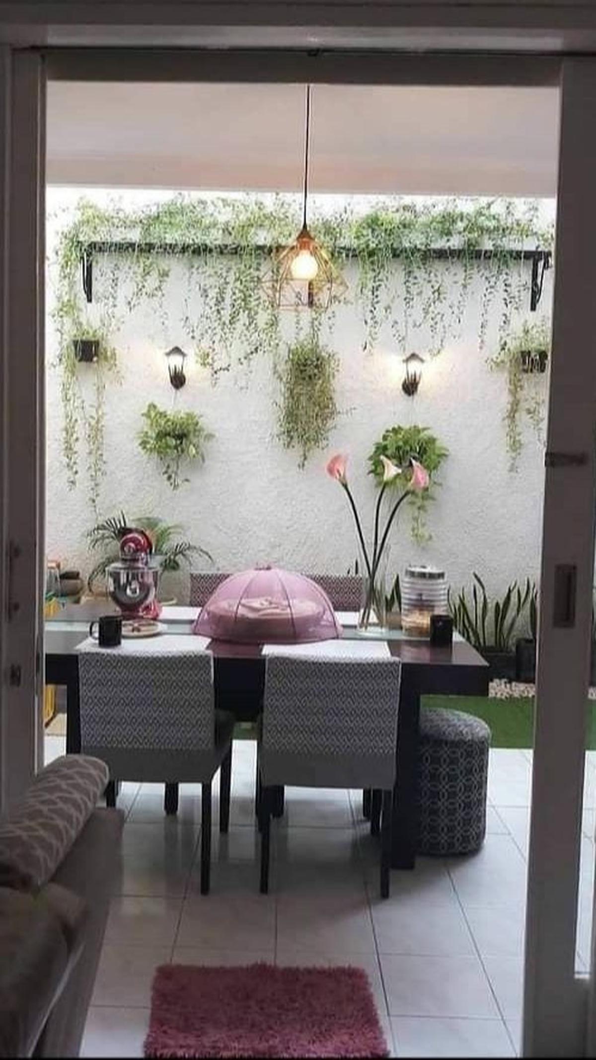 Ruang Makan Semi Outdoor Lengkap dengan Taman Belakang&nbsp;