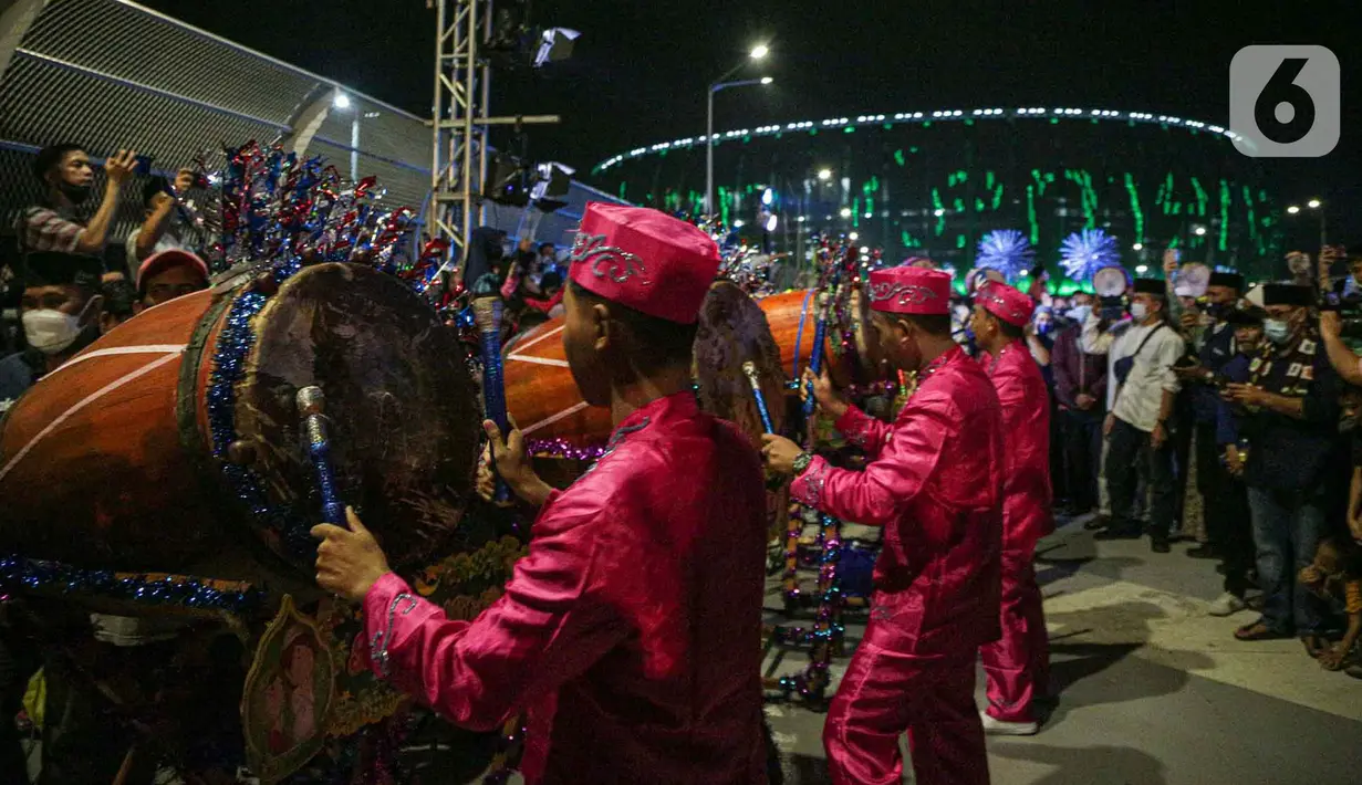 <p>Peserta mengikuti Festival Tabuh Bedug Malam Takbiran di Jakarta International Stadium (JIS), Jakarta, Minggu (1/5/2022). Festival Tabuh Bedug Malam Takbiran dimeriahkan 30 beduk yang ditabuh oleh sejumlah penabuh dari berbagai wilayah Kota Administrasi Jakarta dan Kabupaten Kepulauan Seribu. (Liputan6.com/Faizal Fanani)</p>