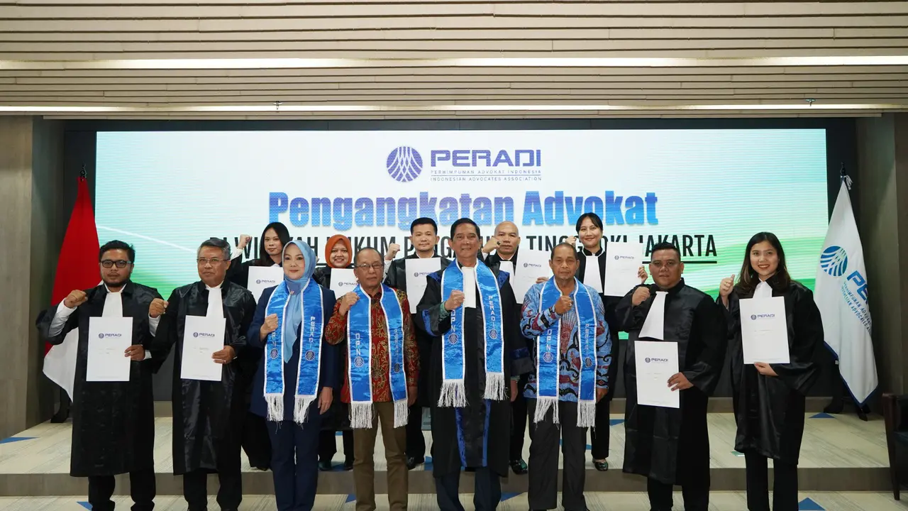 ‎Sebanyak 10 orang advokat dari berbagai organisasi advokat bergabung dengan Peradi setelah menyatakan kesediannya mematuhi seluruh ketentuan dan perundang-undangan yang berlaku (Istimewa)
