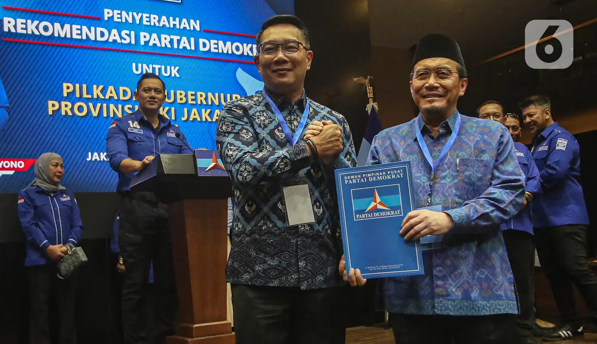 Bakal Calon Gubernur dan Bakal Calon Wakil Gubernur, Ridwan Kamil (tengah) bersama Suswono berpose usai menerima surat rekomendasi Partai Demokrat untuk maju pada Pilkada Provinsi DKI Jakarta di kantor Dewan Pimpinan Pusat (DPP) Partai Demokrat, Jakarta, Selasa (27/8/2024). (Liputan6.com/Angga Yuniar)