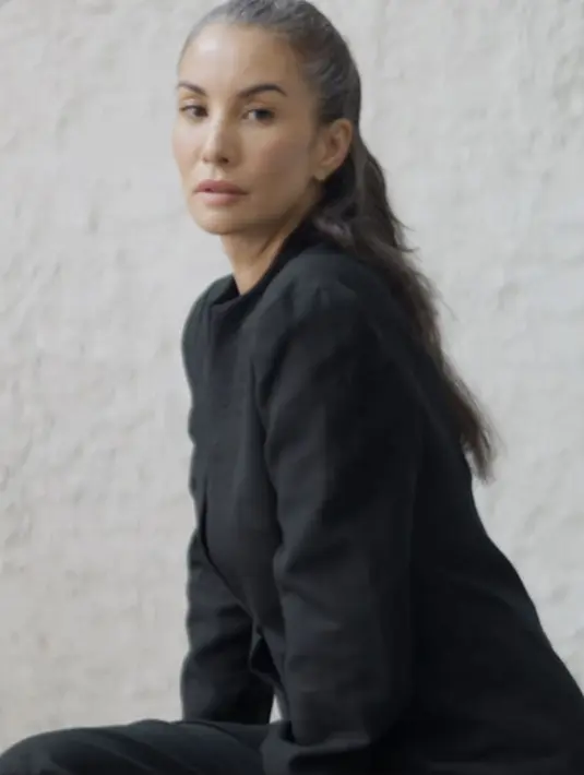 Dengan kecantikan alaminya, Nadya Hutagalung membuktikan mindfulness beauty, ia berhasil berdamai dengan tren yang silih berganti. [Foto: Instagram/ Nadya Hutagalung]