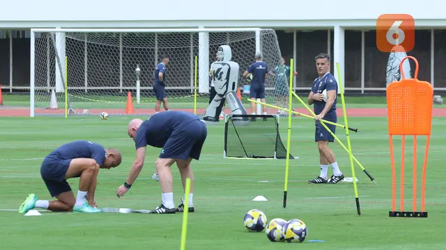 Foto: Sibuknya John Herdman Menyiapkan Perlengkapan Latihan Timnas Indonesia