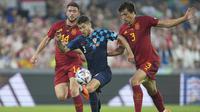 Striker Timnas Kroasia, Andrej Kramaric (tengah) menguasai bola dibayangi dua pemain Timnas Spanyol, Aymeric Laporte (kiri) dan Robin Le Normand pada laga final UEFA Nations League 2022/2023 di De Kuip Stadium, Rotterdam, Senin (19/6/2023) dini hari WIB. (AP Photo/Martin Meissner)