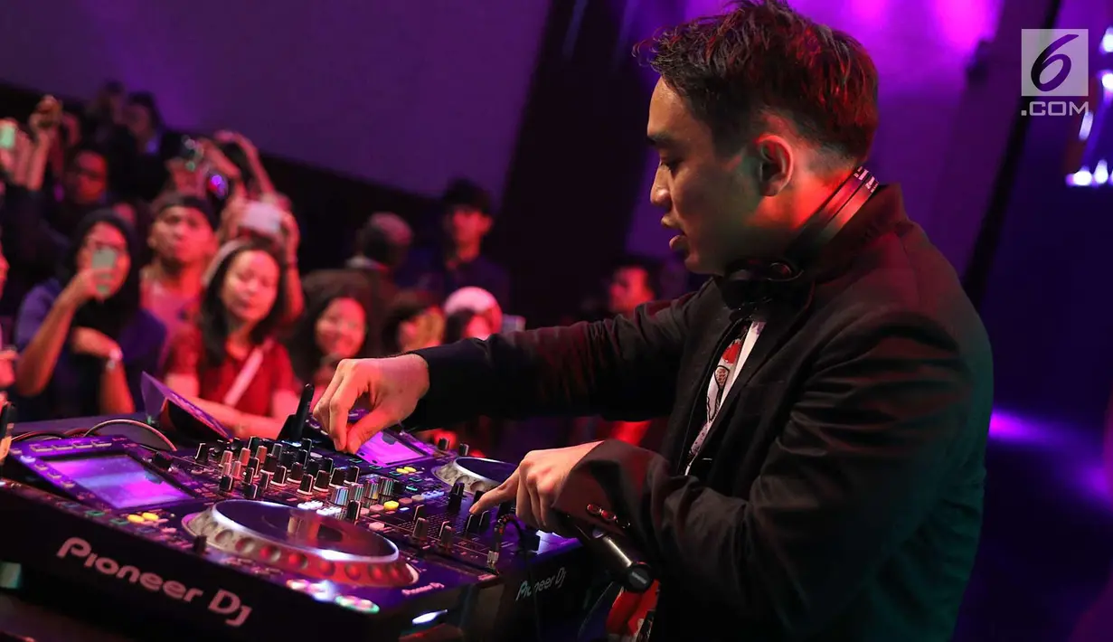 Penampilan Dipha Barus menutup panggung XYZ Day Creator Award 2018  di Senayan City, Jakarta, Rabu (25/4). Tak hanya lagu-lagu bernuansa electronic dance music yang dibawakan, Dipha Barus juga menggubah beberapa lagu pop. (Liputan6.com/Immanuel Antonius)
