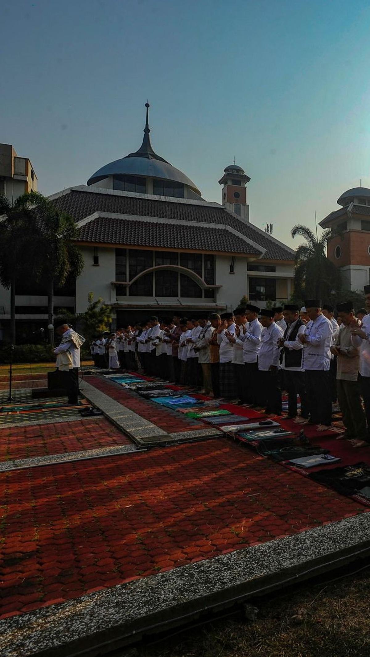 Salat Istisqa ini dilakukan untuk meminta turun hujan di tengah musim kemarau yang berkepanjangan ini.