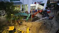 Sinkhole di Jalan Masjid India, Kuala Lumpur, Malaysia. (AP/ Vincebt Thian)