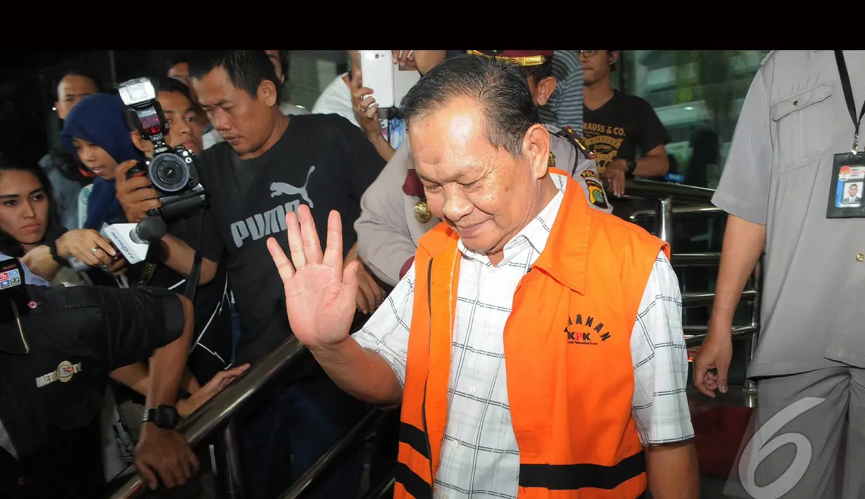 Ramlan Comel yang mengenakan rompi khusus tersangka KPK berwarna orange hanya melambaikan tangan ke awak media, Selasa (19/8/14) (Liputan6.com/Herman Zakharia)