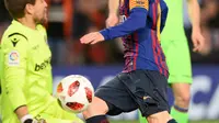Striker Barcelona, Lionel Messi berusaha mencetak gol ke gawang Levante selama leg kedua babak 16 besar Copa del Rey di Stadion Camp Nou, Kamis (17/1). Barcelona lolos ke perempat final Copa Del Rey usai menang 3-0 atas Levante. (Josep LAGO / AFP)