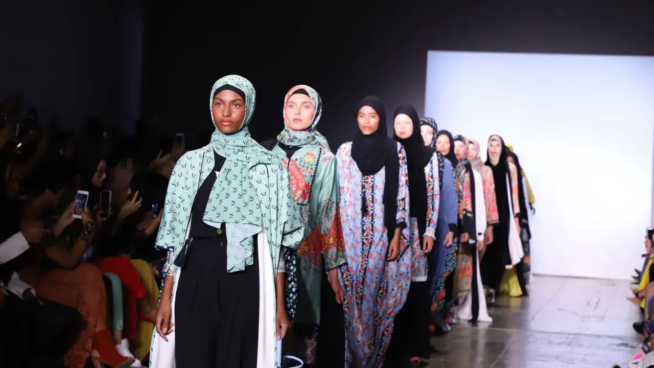 Vivi Zubedi di New York Fashion Week
