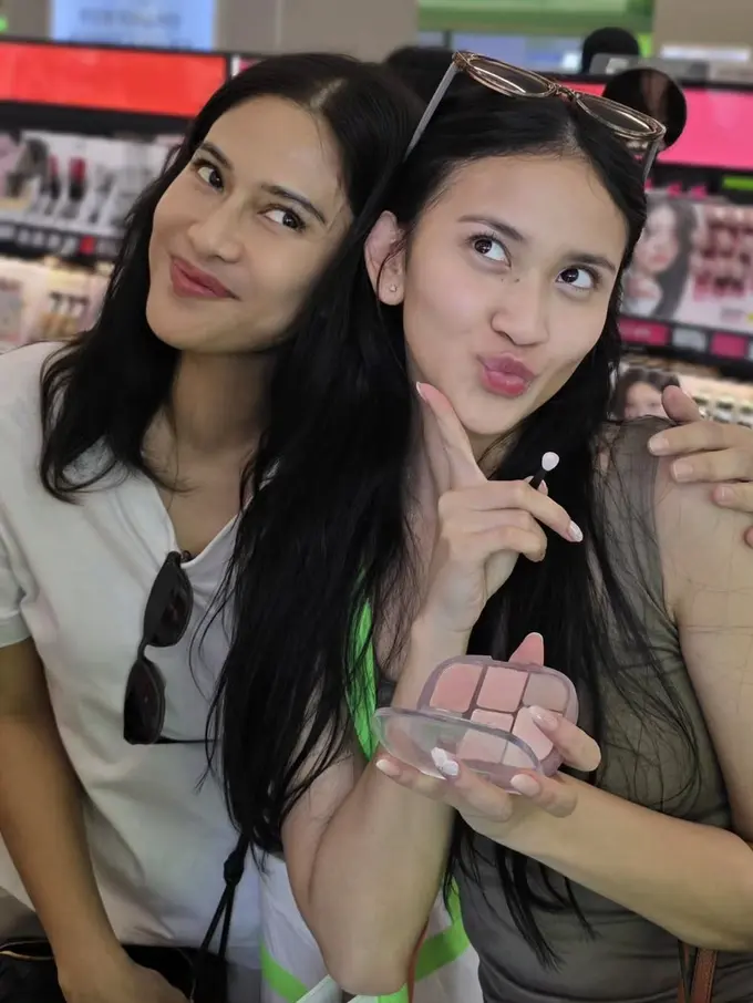 Potret Cantik Duo Cinta, Dian Sastrowardoyo dan Harleyava Princy Jajal Eyeshadow di Busan