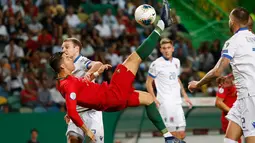 Megabintang timnas Portugal, Cristiano Ronaldo melakukan tendangan akrobatik saat menjamu Luksemburg dalam laga lanjutan Grup B Kualifikasi Piala Eropa 2020 di Estadio Jose Alvalade, Jumat (11/10/2019). Ronaldo menyumbang gol saat Timnas Portugal menang 3-0 atas Luksembur. (AP/Armando Franca)