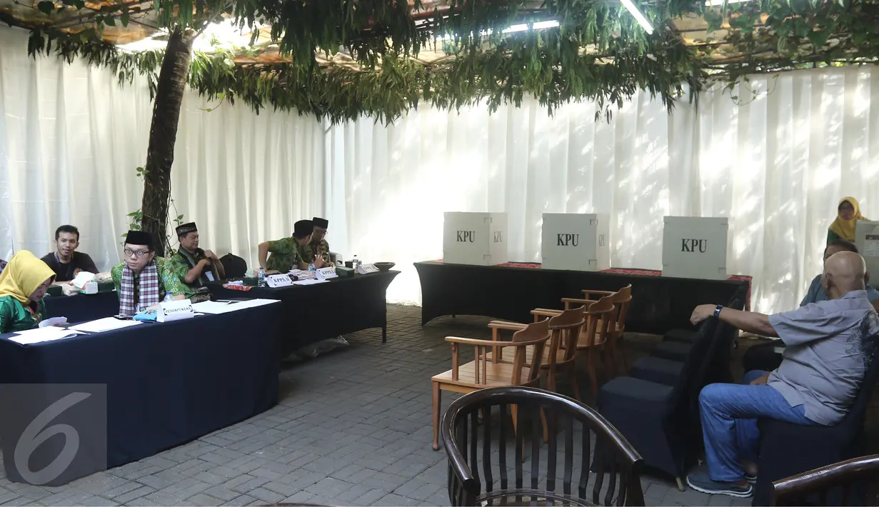 Petugas KPPS menunggu warga yang akan menggunakan hak pilihnya pada pilkada DKI 2017 di TPS 03, Kelurahan Pulo, Jakarta Selatan, Rabu (19/4). TPS dekat kediaman pribadi Wapres Jusuf Kalla ini didekorasi dengan gaya betawi. (Liputan6.com/Herman Zakharia)