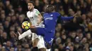 Aksi pemain Chelsea, N'golo Kante (kanan) berebut bola dengan pemain Crystal Palace, Andros Townsend pada lanjutan Premier League di Stamford Bridge stadium, London, (10/3/2018). Chelsea menang 2-1. (AP/Matt Dunham)