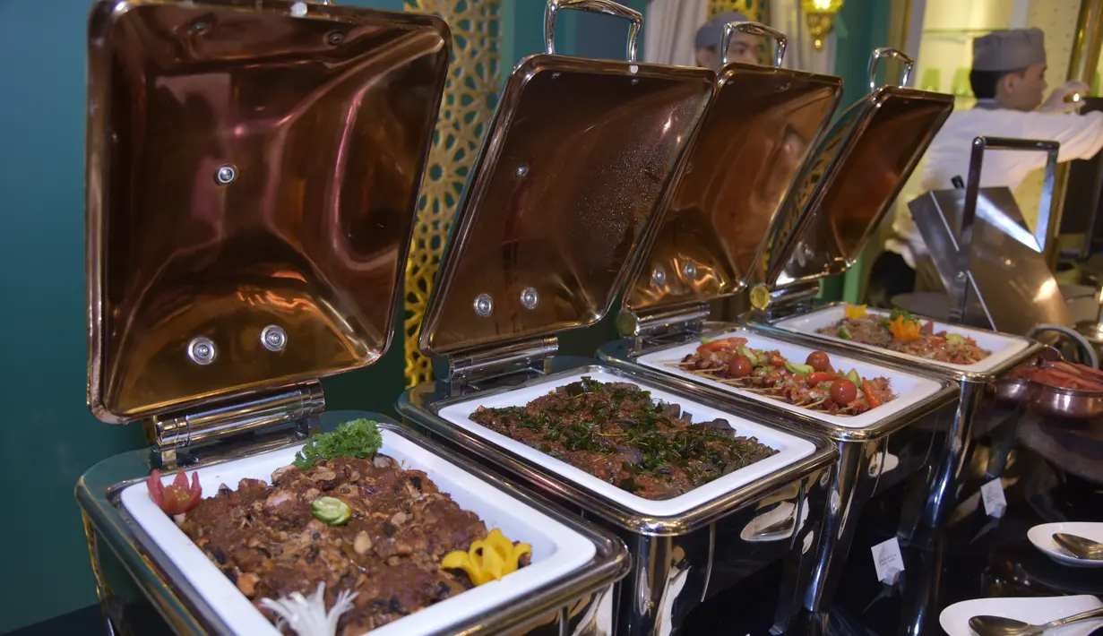 Kanopi yang meriah membentang di halaman luar Palm Court, menciptakan ruang yang hangat. Terasa begitu nyaman bagi orang-orang terkasih untuk menghabiskan waktu bersama kerabat. Ditambah dengan beragam sajian nusantara dan middle east yang menggugah selera. Dari Mezze, shawarma, Kambing Guling hingga Udang Bakar Dabu Dabu menanti untuk dinikmati. [ Foto : dok Four Seasons Hotel Jakarta ]