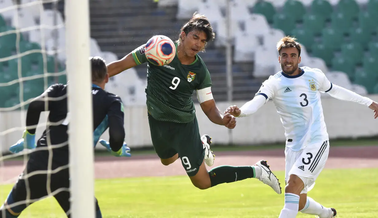 Pemain Bolivia Marcelo Martins (tengah) mencetak gol ke gawang Argentina pada pertandingan kualifikasi Piala Dunia 2022 di La Paz, Bolivia, Selasa (13/10/2020). Argentina puncaki klasemen kualifikasi Piala Dunia 2022 zona Conmebol usai menundukkan Bolivia 2-1. (Javier Mamani/Pool via AP)