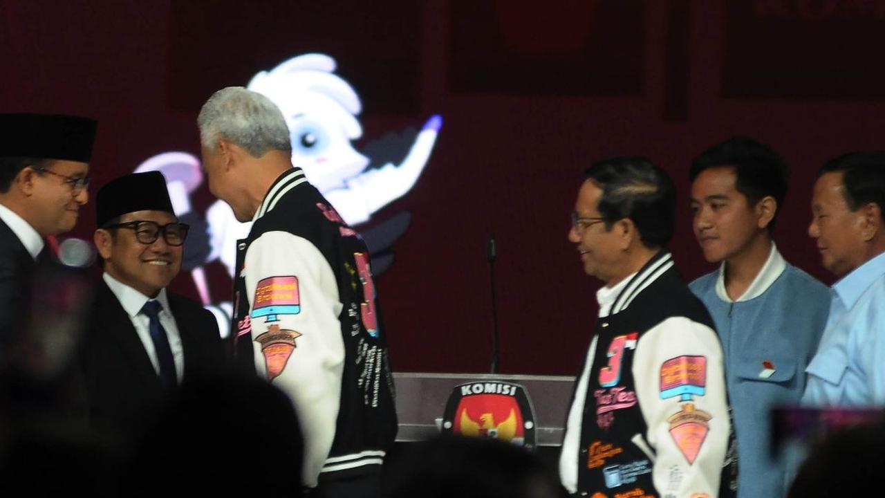 Debat Kelima Calon Presiden Pemilu 2024 ini ditutup dengan pemandangan sejuk dan adem. Para calon presiden dan calon wakil presiden tampak saling bersalaman dan bergandengan tangan seusai memaparkan closing statement di JCC Senayan, Jakarta, Minggu (4/2/2