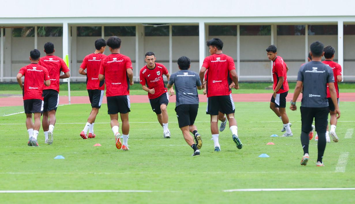 Sebagai bagian dari program persiapan, skuad Garuda Muda akan menjalani dua laga uji coba internasional melawan Mali U-22. Tampak dalam foto, pemain Timnas Indonesia U-22 saat sesi latihan resmi jelang laga melawan Mali di Stadion Madya, Senayan, Jakarta, Jumat (14/11/2025). (Bola.com/M Iqbal Ichsan)
