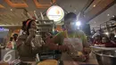 Chef Marinka memberi semangat seorang pengunjung yang ikut membuat roti di acara SIAL INTERFOOD 2016, JIEXPO Kemayoran, Jakarta, Sabtu (10/11). (Liputan6.com/Istimewa)