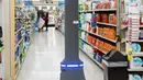 Robot bernama Marty berdiri di pasar swalayan Giant Food Stores di Harrisburg, Pennsylvania, AS, Selasa (15/1). Marty dilengkapi pemindai untuk mencegahnya bertabrakan dengan benda atau orang di sekitarnya. (AP Photo/Matt Rourke)