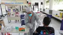Warga divaksin pada vaksinasi HIPMI Jaya di SMP dan SMA Labschool Kebayoran, Jakarta Selatan, Sabtu (03/7/2021). Vaksinasi yang digelar pengusaha muda mendukung program Pemerintah dalam percepat pemulihan ekonomi nasional di masa pandemi. (Liputan6.com/Fery Pradolo)