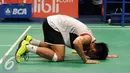 Tunggal putra Indonesia, Ihsan Maulana Mustofa bersujud usai memenangi laga melawan Huang Yuxiang (Tiongkok) di babak kedua BCA Indonesia Open 2016, Jakarta, Kamis (2/6/2016). Ihsan menang dua set langsung 21-18, 21-15. (Liputan6.com/Helmi Fithriansyah)