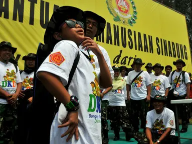 Penyanyi cilik Tegar bersama ratusan pendongeng dan Dharma Pertiwi datang untuk menghibur korban erupsi Gunung Sinabung Minggu (2/3) siang (Liputan6.com/Johan Tallo).